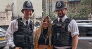 De férias em Londres, ex-BBB Hariany posa ao lado de policiais - Foto: Reprodução/Instagram