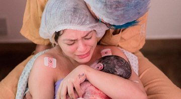 MC Bella com a filha recém-nascida, Linda - Foto: Estúdio Ingryd Alves