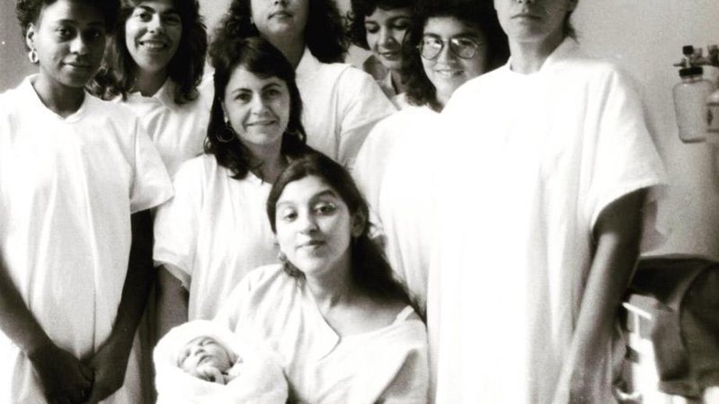 Regina Casé com a filha recém-nascida, Benedita Zerbini - Foto: Reprodução/ Instagram