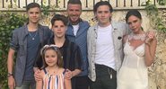 Victoria Beckham, fora da turnê das Spice Girls, compartilha retrato de família - Foto: Reprodução/Instagram