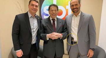 Flávio e Eduardo Bolsonaro tietaram Silvio Santos e arma na cintura chamou a atenção - Foto: Reprodução/ Instagram