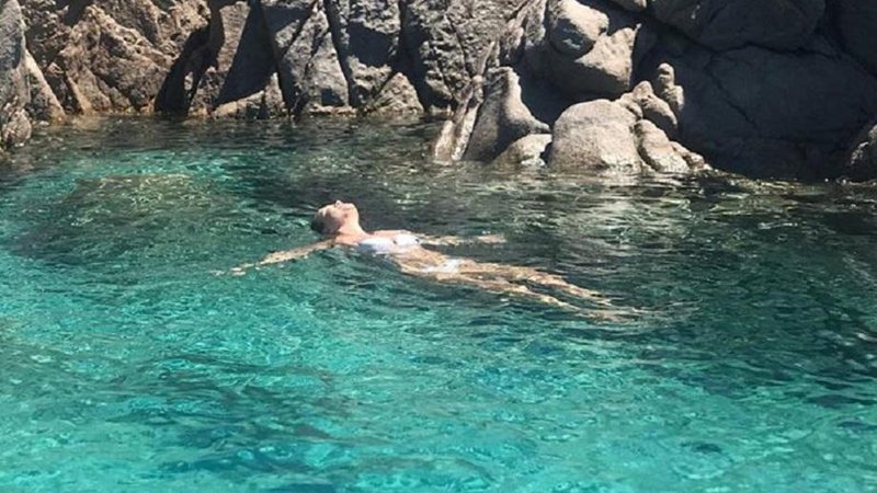 Eliana aproveita piscina natural em cenário paradisíaco durante férias na Itália - Foto: Reprodução/Instagram