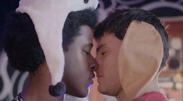 Hugo Bonemer e Lucas Silvestre beijam muito em novo clipe de Bemtí - Foto: Reprodução/YouTube