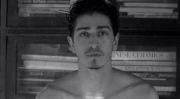 Johnny Massaro posa pelado para amigo fotógrafo e cliques levam a internet à loucura - Foto: Reprodução/Instagram