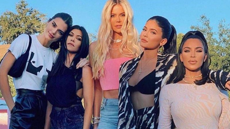 Irmãs Kardashian posam juntas: “É difícil convencer todo mundo a tirar uma foto” - Foto: Reprodução/Instagram