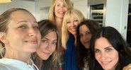 Courteney Cox aparece ao lado de Jennifer Aniston e fãs pedem: “Fale para ela fazer um Instagram” - Foto: Reprodução/Instagram