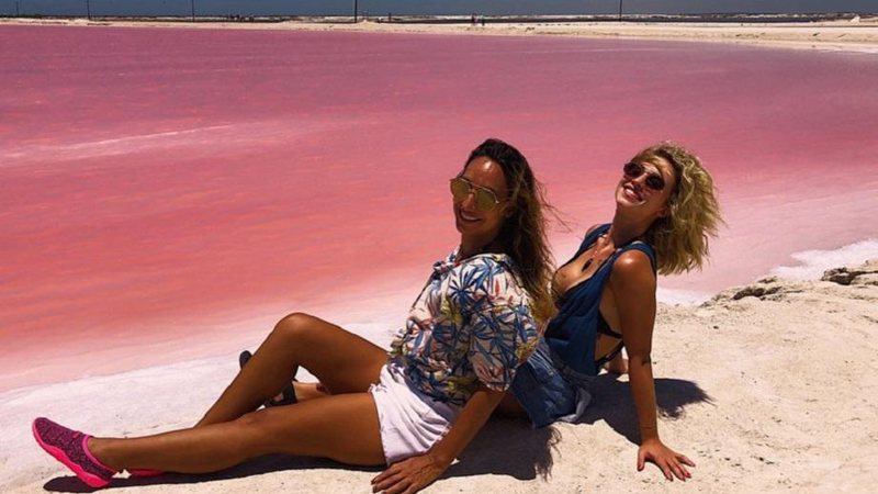 Laryssa Ayres e Maria Maya sofrem para chegar na Lagoa Rosa, no México - Foto: Reprodução/Instagram