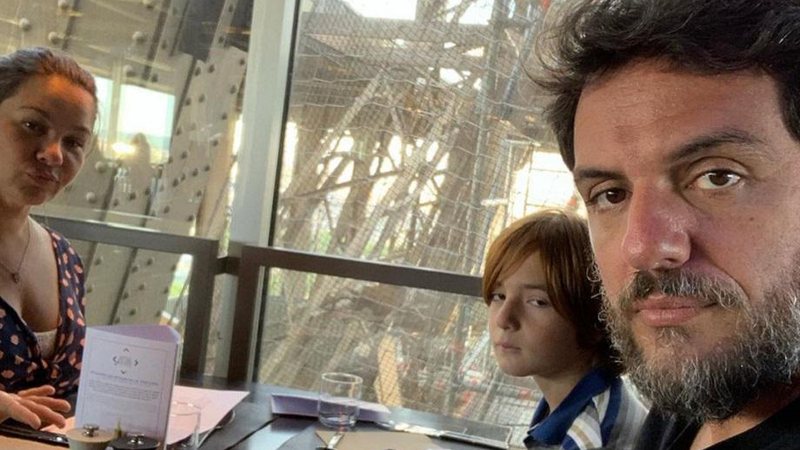 Rodrigo Lombardi reserva almoço especial na Torre Eiffel com a família e se decepciona: “Essa é a vista” - Foto: Reprodução/Instagram