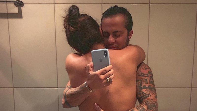 Thammy Miranda posta foto abraçado a esposa com legenda misteriosa e deixa a web em dúvida - Foto: Reprodução/Instagram