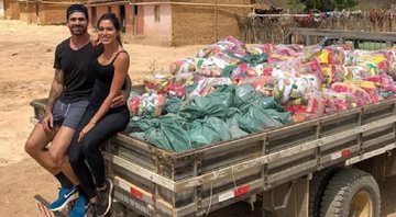 Ex-BBBs Adriana Sant’Anna e Rodrigão fazem boa ação no sertão baiano e distribuem cestas básicas - Foto: Reprodução/Instagram