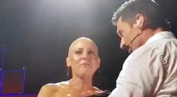 Hugh Jackman consola mulher com câncer de mama em pleno palco durante show - Foto: Reprodução/Twitter