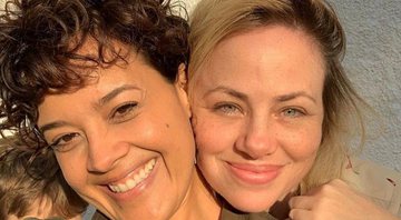 Amizade acima de tudo: Karine Teles posa ao lado de Maeve Jinkings, atual namorada de seu ex-marido - Foto: Reprodução/Instagram