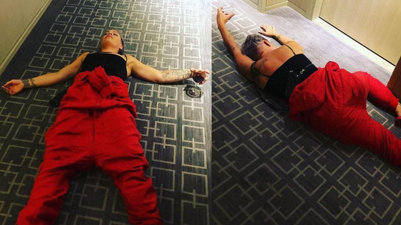 Pink deita no chão com taça de vinho na mão após ficar trancada do lado de fora em seu quarto de hotel - Foto: Reprodução/Instagram