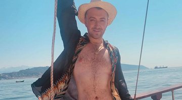 Sam Smith posou de biquíni durante passeio de barco pelo mar da Itália - Foto: Reprodução/ Instagram