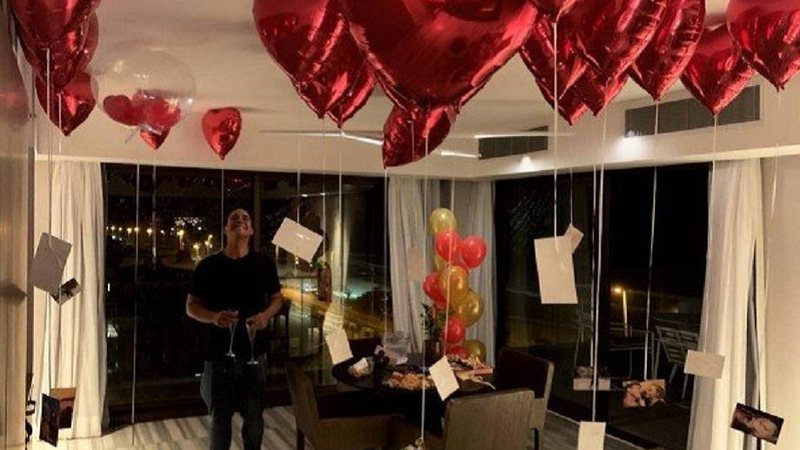 Namorada faz festa surpresa em hotel para comemorar os 40 anos de André Marques - Foto: Reprodução/Instagram