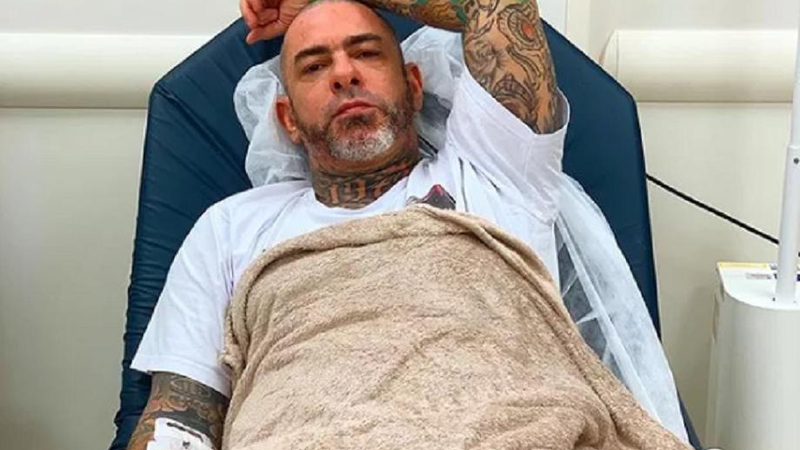 Henrique Fogaça aparece em hospital: “Pedra do rim = Sexta-feira 13” - Foto: Reprodução/Instagram