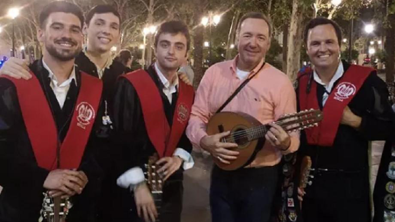 Vídeo: Kevin Spacey reaparece cantando e tocando La Bamba em rua na Espanha - Foto: Reprodução/YouTube