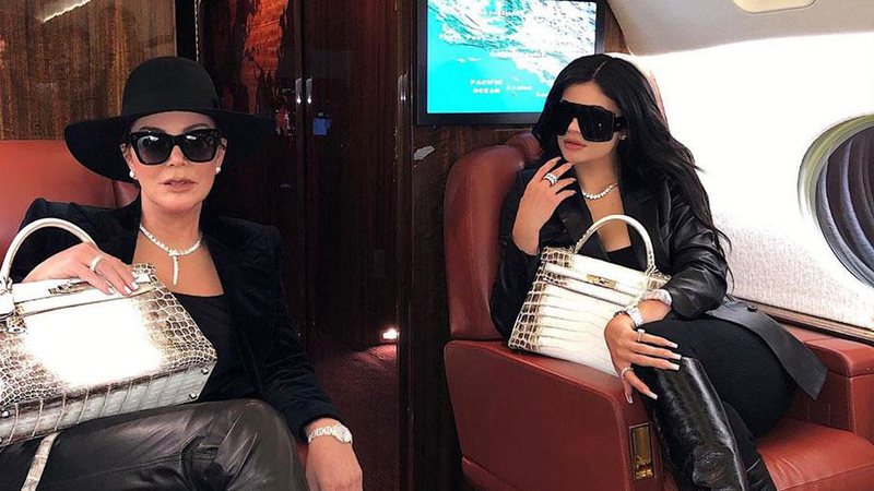 Kris e Kylie Jenner ostentaram bolsas feitas de couro de crocodilo do Himalaia avaliadas em R$ 600 mil - Foto: Reprodução/ Instagram