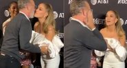 Tom Hanks “limpa o rosto” após beijo de Jennifer Lopez e causa polêmica na web - Foto: Reprodução/Instagram