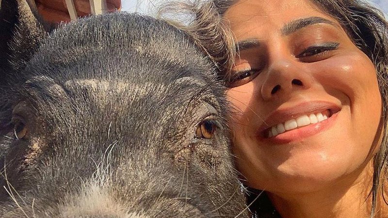 Vanessa Mesquita posou com seu porco de estimação e conquistou a web - Foto: Reprodução/ Instagram