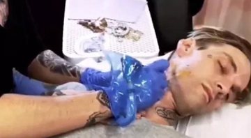 Aaron Carter “apaga” durante sessão de tatuagem no pescoço - Foto: Reprodução/Instagram