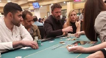 Antes de aparecer cambaleando, Ben Affleck perdeu R$ 240 mil em 40 minutos jogando em cassino - Foto: Reprodução