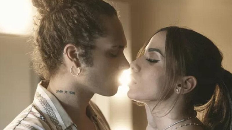 “Ela beija muito bem”, afirma Vitão sobre cena quente com Anitta em novo clipe - Foto: Reprodução/YouTube