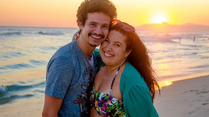 Mariana Xavier aparece ao lado do namorado em clique romântico na praia - Foto: Reprodução/Instagram