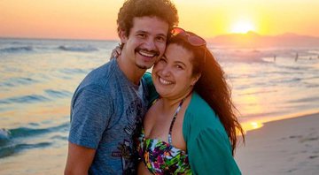 Mariana Xavier aparece ao lado do namorado em clique romântico na praia - Foto: Reprodução/Instagram