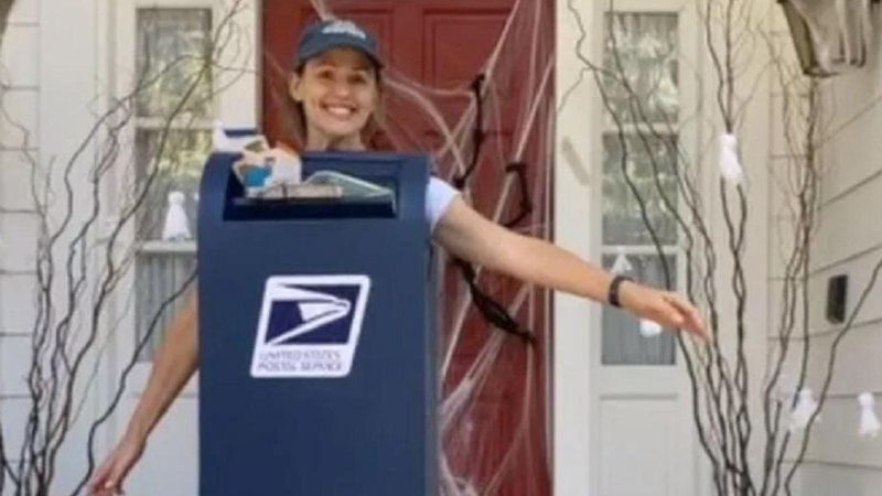 Jennifer Garner se fantasia de caixa de correio para Halloween e diverte internautas - Foto: Reprodução/Instagram