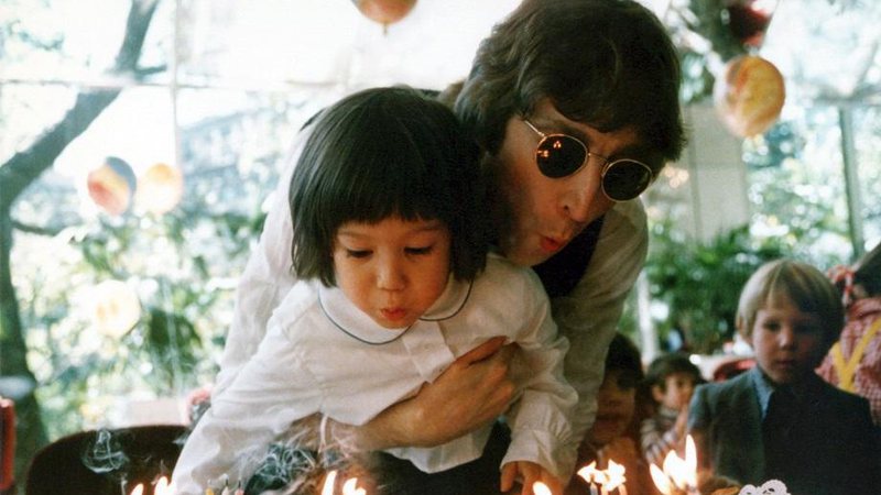 Yoko Ono lembra aniversário de John Lennon com foto antiga ao lado do filho - Foto: Reprodução/Twitter