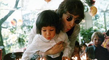 Yoko Ono lembra aniversário de John Lennon com foto antiga ao lado do filho - Foto: Reprodução/Twitter