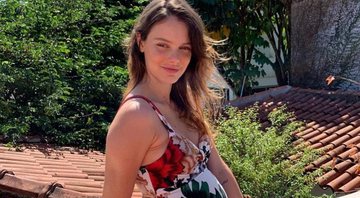 Aos sete meses de gestação, Laura Neiva posa iluminada pelo sol e exibindo barrigão - Foto: Reprodução/Instagram