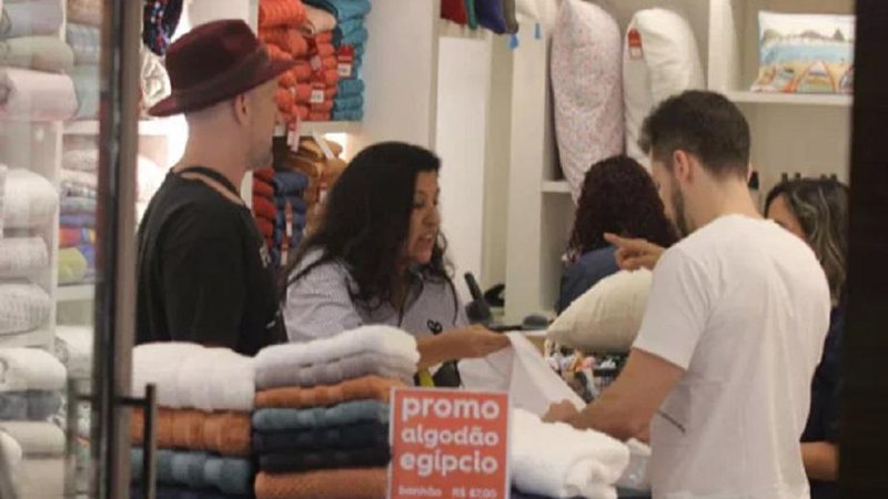 Paulo Gustavo volta ao Brasil e vai às compras ao lado de Regina Casé - Foto: Reprodução/Instagram/AgNews