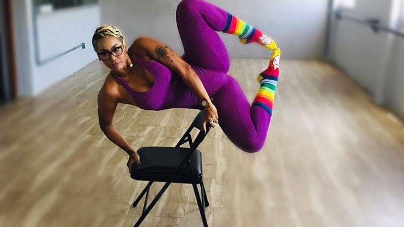 Rosiane Pinheiro mostrou equilíbrio em aula de Chair Dance - Foto: Reprodução/ Instagram