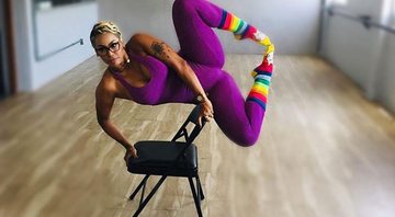 Rosiane Pinheiro mostrou equilíbrio em aula de Chair Dance - Foto: Reprodução/ Instagram