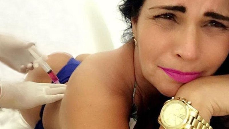 Solange Gomes fez cara de dor ao tomar injeção durante procedimento - Foto: Reprodução/ Instagram