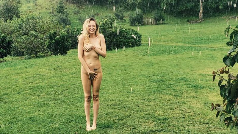Talytha Pugliesi tomou banho de chuva nua e mostrou foto sem retoque - Foto: Reprodução/ Instagram