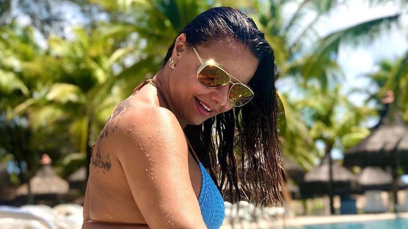 Viviane Araújo exibiu boa forma à beira da piscina - Foto: Reprodução/ Instagram