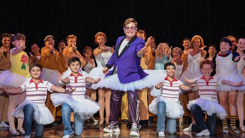 Elton John surpreende público de teatro ao subir no palco com saia de bailarina - Foto: Reprodução/Instagram