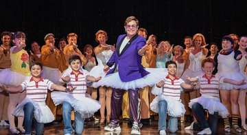 Elton John surpreende público de teatro ao subir no palco com saia de bailarina - Foto: Reprodução/Instagram