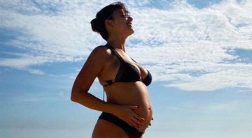 Gisele Itié exibiu a barriga de grávida na praia - Foto: Reprodução/ Instagram