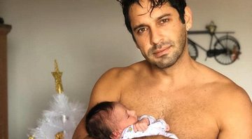 Pai de primeira viagem, João Baldasserini posa com filho recém nascido em clima de Natal - Foto: Reprodução/Instagram
