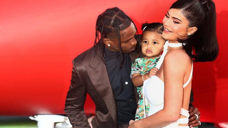 Kylie Jenner levou sua filha com Travis Scott para conviver com os avós paternos - Foto: Reprodução/Netflix