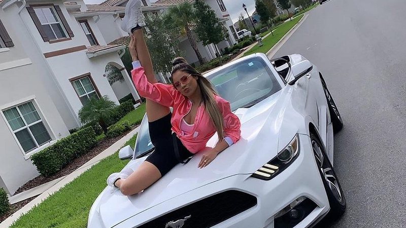 Lexa aparece dirigindo carrão nas ruas de Orlando, onde passa férias com a família - Foto: Reprodução/Instagram