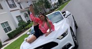 Lexa aparece dirigindo carrão nas ruas de Orlando, onde passa férias com a família - Foto: Reprodução/Instagram