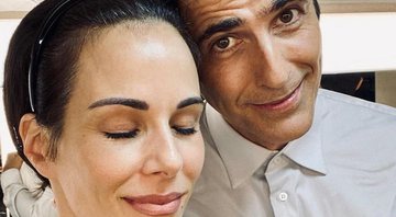 Reynaldo Gianecchini e Ana Furtado posam para foto nos bastidores de A Dona do Pedaço - Foto: Reprodução/Instagram