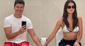 Após número de privadas em seu banheiro virar assunto na internet, Rodrigo Faro brinca ao lado da esposa - Foto: Reprodução/Instagram