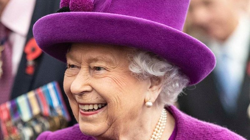 Para manter joias brilhando, Rainha Elizabeth as mergulha em água e gim, segundo jornal - Foto: Reprodução/Instagram