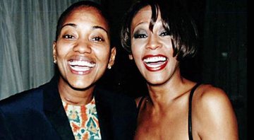 Whitney Houston ainda estaria viva se tivesse assumido romance lésbico, diz amiga da cantora - Foto: Reprodução